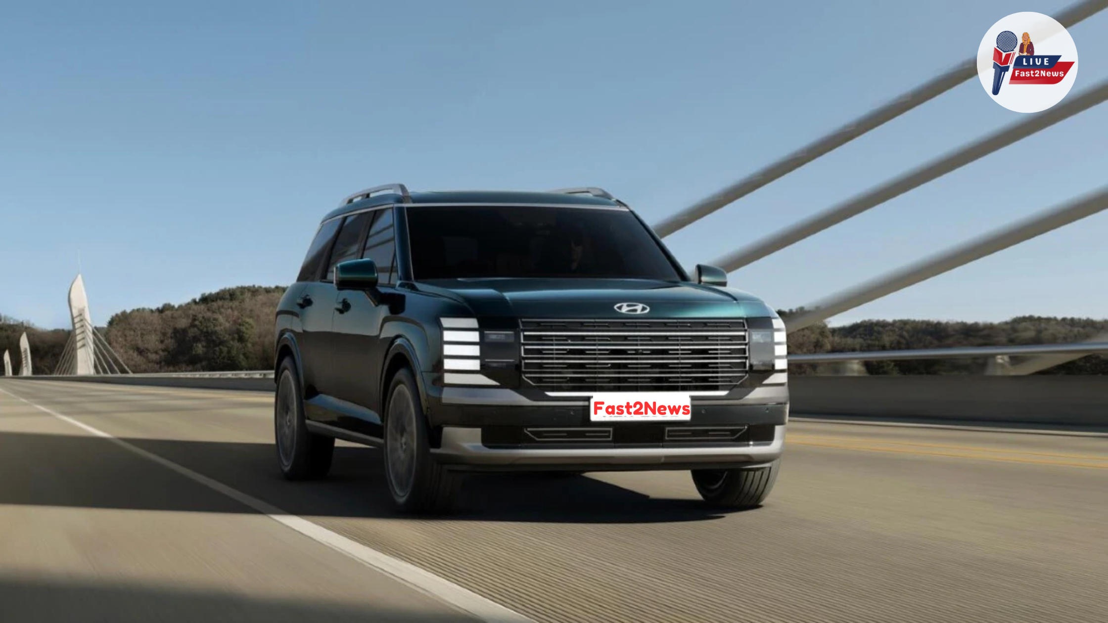 Hyundai Palisade Hybrid ki luxury SUV bridge par high speed mein — Fast2News ke branding ke saath