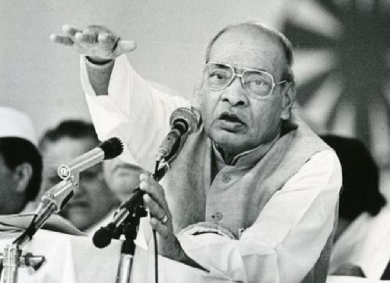 पूर्व प्रधानमंत्री P.V Narasimha Rao की प्रतिमा पर नज़र