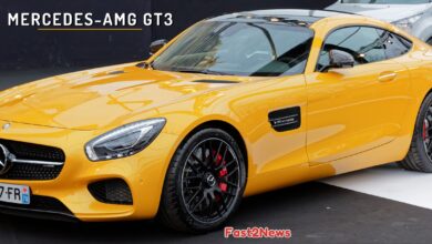 Mercedes-AMG GT3: चमकीले पीले रंग की एक शानदार Mercedes-AMG GT3 रेसिंग कार, जिसमें इसके स्पोर्टी डिज़ाइन और रेसिंग व्हील्स दिख रहे हैं।