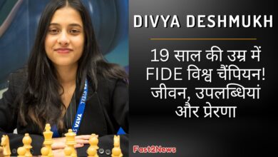 Divya Deshmukh: भारतीय शतरंज ग्रैंडमास्टर दिव्या देशमुख मुस्कुराते हुए एक विशाल शतरंज के टुकड़े के साथ खड़ी हैं, जो उनकी युवा उम्र में हासिल की गई बड़ी उपलब्धि और शतरंज में उनके प्रभाव को दर्शाता है।