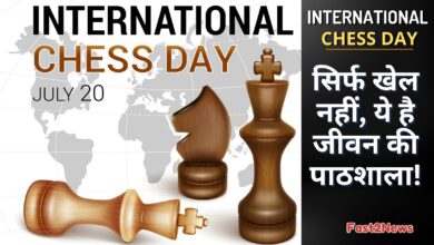 अंतर्राष्ट्रीय शतरंज दिवस (International Chess Day) पर शतरंज के प्यादे, घोड़ा और राजा, पृष्ठभूमि में विश्व का नक्शा।