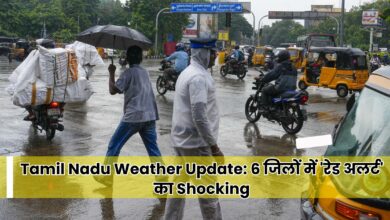 Tamil Nadu Weather Update के कारण चेन्नई मौसम में भारी बारिश के दौरान सड़क पर ट्रैफिक और एक पुलिसकर्मी, 6 जिलों में 'रेड अलर्ट' का Shock।